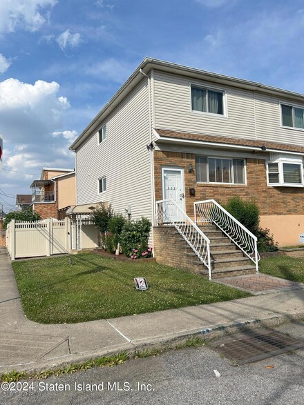 289 Adams Ave, Staten Island, NY 10306