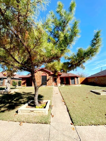 1045 S Pepperidge Dr, Lancaster, TX 75134