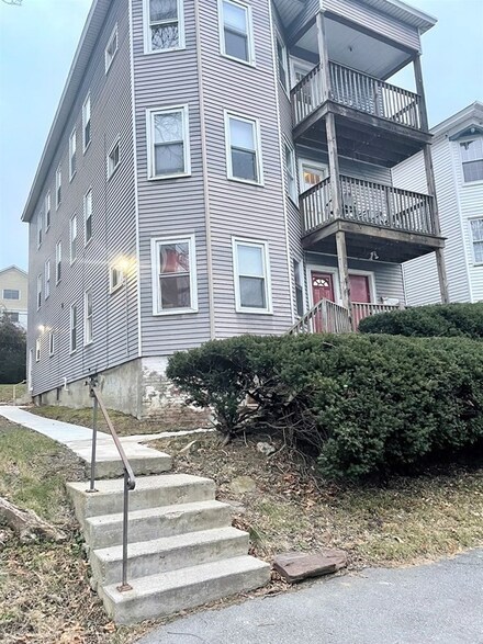 12 Ashton St, Worcester, MA 01605