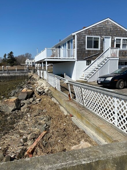 8 Bonneau Ct, South Dartmouth, MA 02748