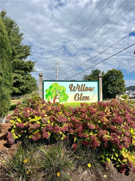 1 Willow Glen Cir, Warwick, RI 02889
