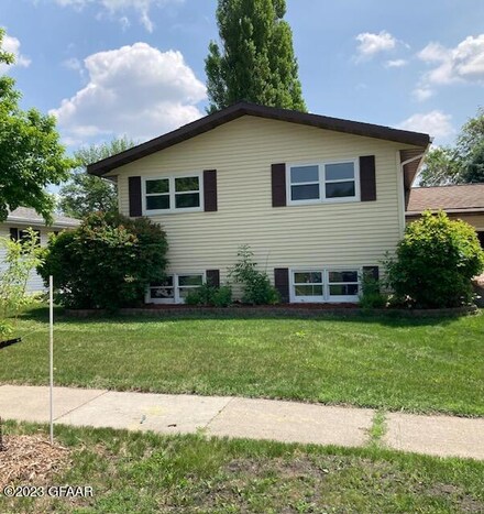 809 S 25th St, Grand Forks, ND 58201
