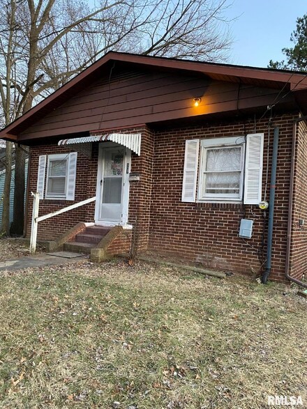 907 Grant St, Eldorado, IL 62930