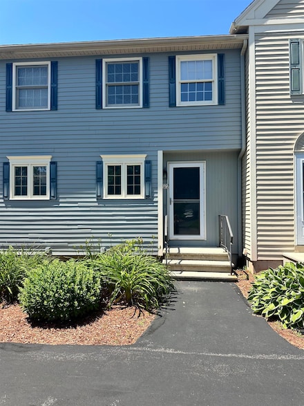 922 Fox Hollow Dr, Hudson, NH 03051