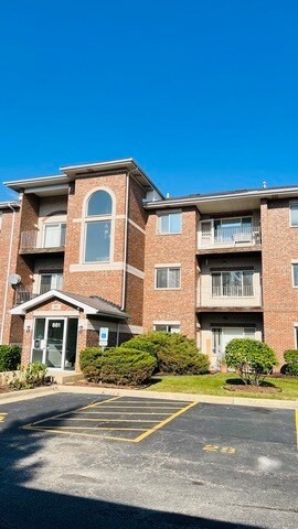 881 N Swift Rd Unit 204, Addison, IL 60101
