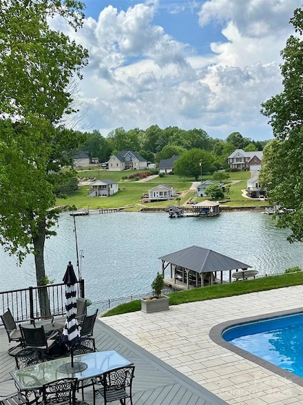 4039 5th St NW, Hickory, NC 28601