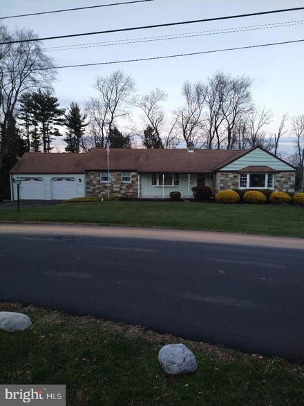 922 W Maple Dr, Southampton, PA 18966