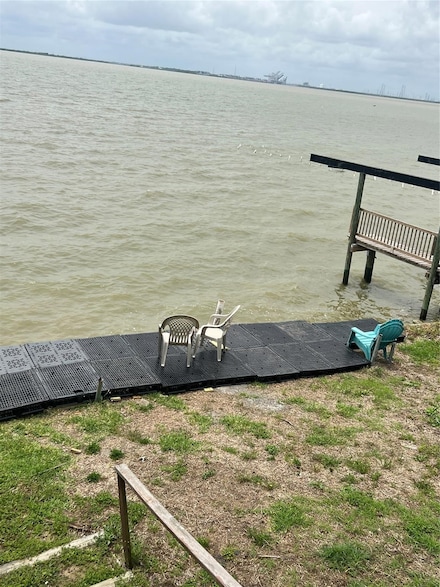 2938 Bay Oaks Harbor Dr, Baytown, TX 77523