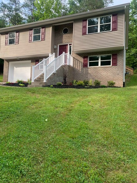 41 Lost Valley Dr, Huntington, WV 25705