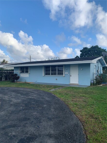 8300 NW 11th Ct, Pembroke Pines, FL 33024