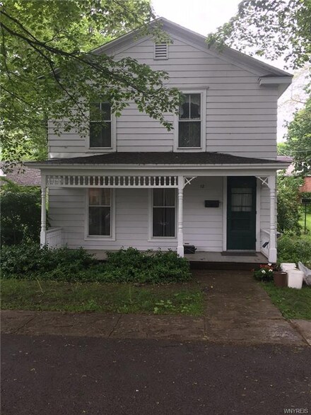 12 Hart St, Akron, NY 14001