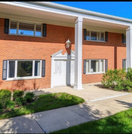 205 Chanticleer Ln Unit 205, Hinsdale, IL 60521