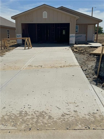 2102 Brook Ridge Ct, Tonganoxie, KS 66086