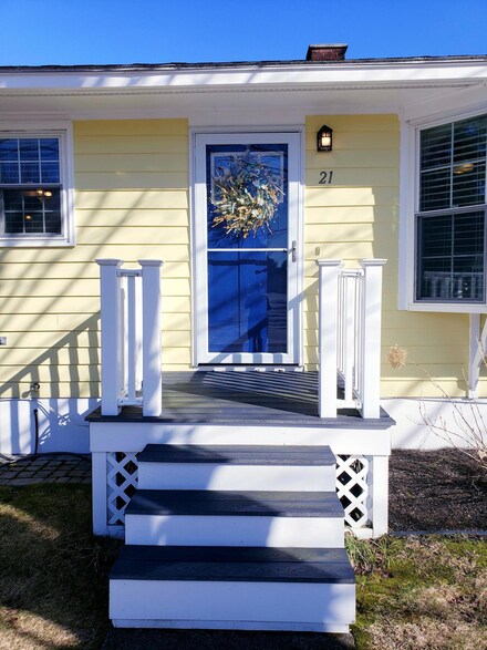 21 Tasker St, Saco, ME 04072
