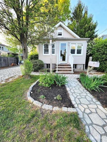 11 Melbourne St, Edison, NJ 08817