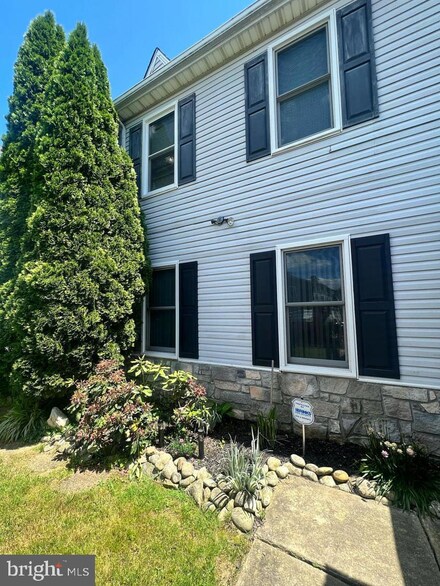 1014 Hazelwood Dr, Philadelphia, PA 19150