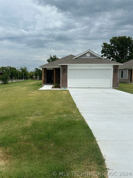 716 N Redbud Ave, Beggs, OK 74421