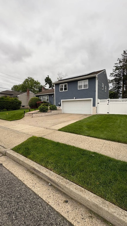 10 Cranberry Ln, Plainview, NY 11803