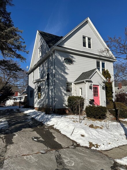 8 Ferdinand St, Worcester, MA 01603