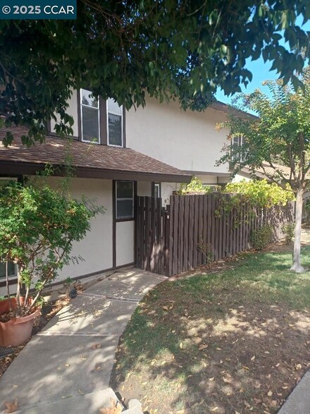 5458 Roundtree Dr Unit F, Concord, CA 94521