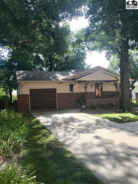 614 N Main St, Buhler, KS 67522