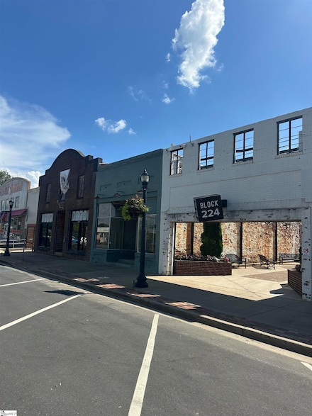 226 S Main St, Woodruff, SC 29388