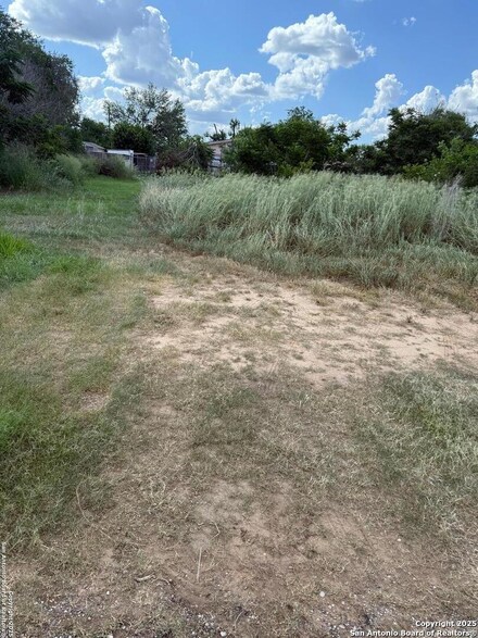 231 E 4th St, Elmendorf, TX 78112