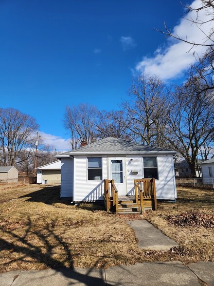 1006 N 6th St, Champaign, IL 61820