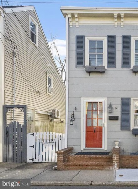 16 Thompson St, Bordentown, NJ 08505