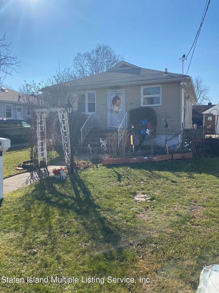 288 Delaware Ave, Staten Island, NY 10305