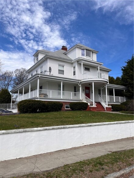 543 Laurel Hill Ave, Cranston, RI 02920