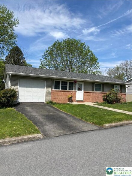 103 Sleepy Hollow Ln, Bangor, PA 18013