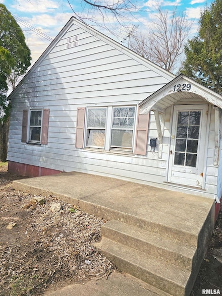 1229 S 8th St, Pekin, IL 61554