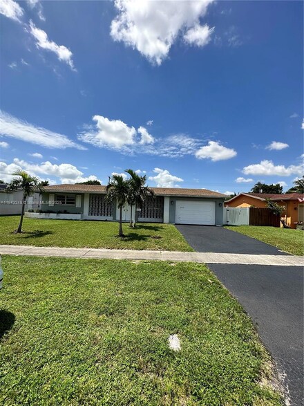 5300 Madison St, Hollywood, FL 33021
