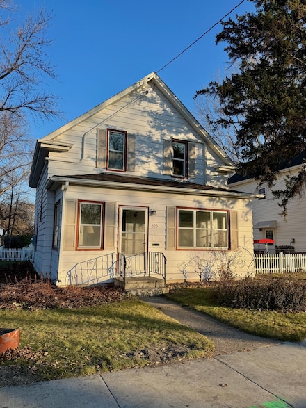 823 3rd St N, Fargo, ND 58102