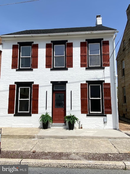 10 S Kemp St, Lyons, PA 19536