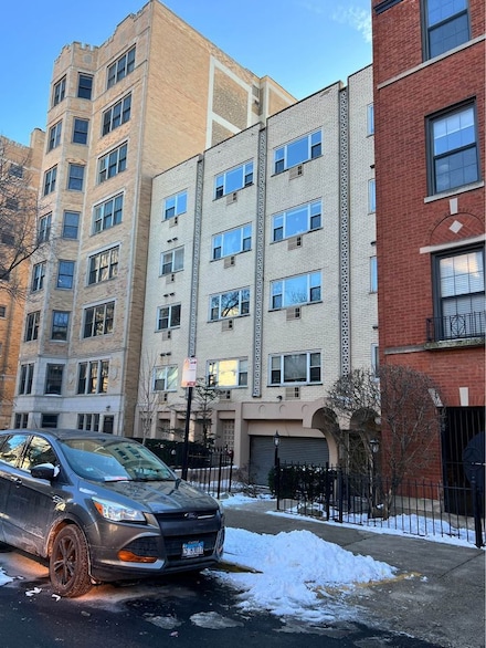 619 W Stratford Place Unit 301, Chicago, IL 60657
