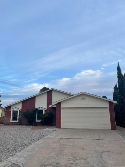 1415 Challenger Ave, Alamogordo, NM 88310