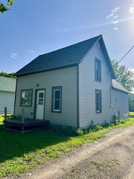 421 Aurora Ave, Lowry, MN 56349