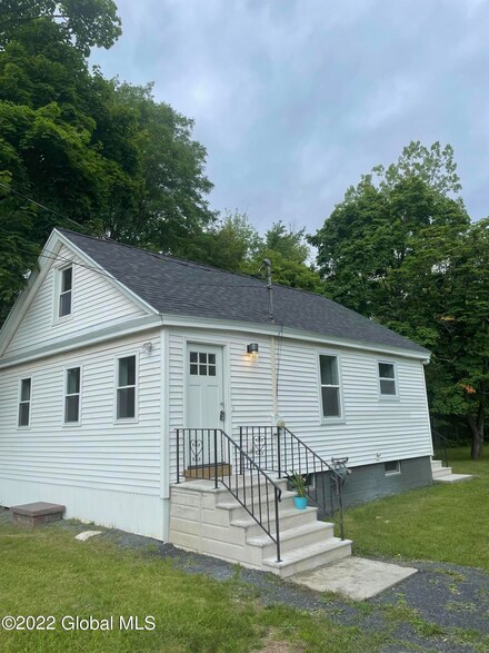 40 Cordell Rd, Schenectady, NY 12304