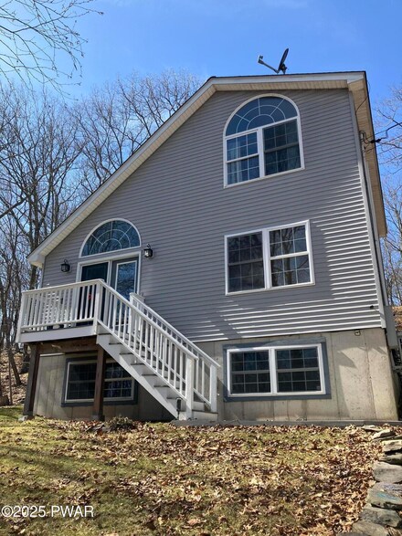 121 Sunset Dr, Milford, PA 18337