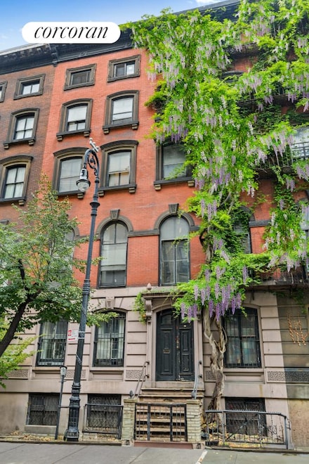 35 Stuyvesant St, New York, NY 10003