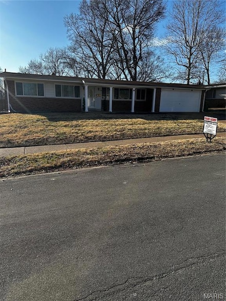 1605 Bay Meadows Dr, Florissant, MO 63033