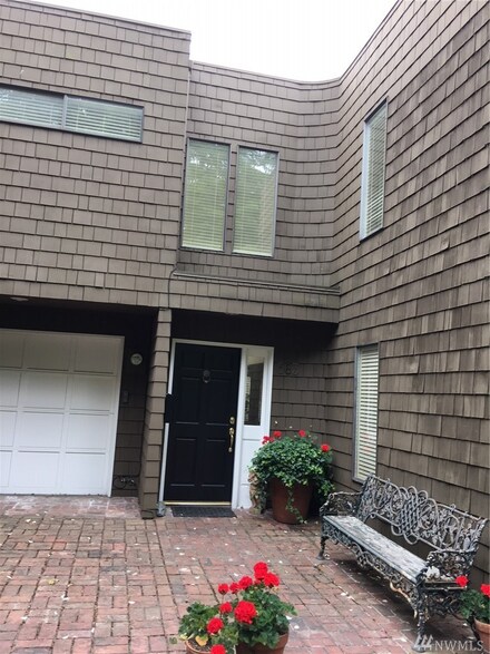 563 Lake Washington Blvd E, Seattle, WA 98112