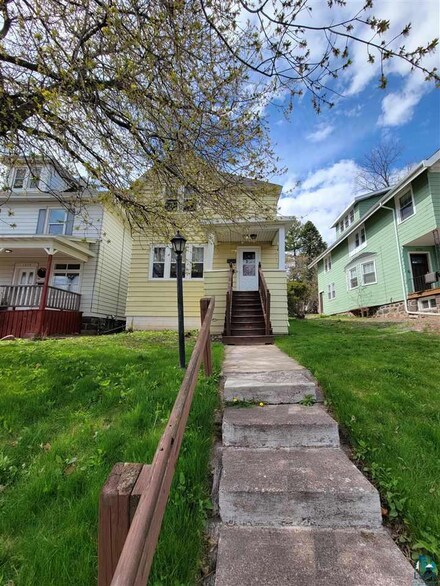 1717 E 5th St, Duluth, MN 55812
