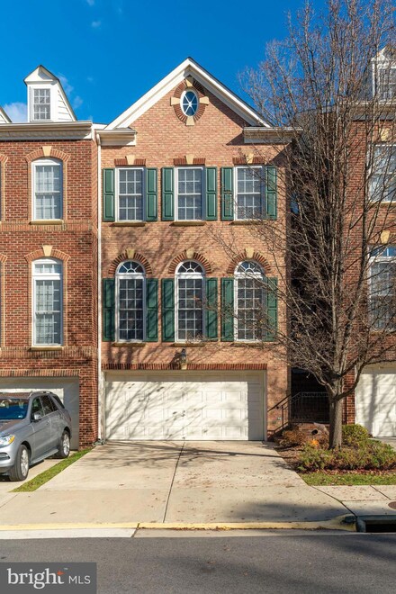 9203 Point Replete Dr, Fort Belvoir, VA 22060