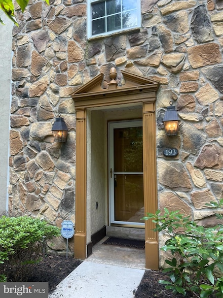 193 Valley Stream Ln, Chesterbrook, PA 19087