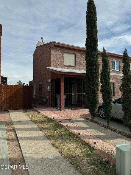 3566 Oasis Dr, El Paso, TX 79936