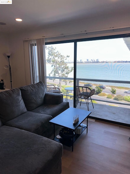 2 Anchor Dr Unit F497, Emeryville, CA 94608