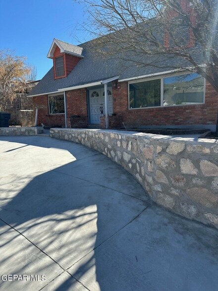 704 McKelligon Dr, El Paso, TX 79902